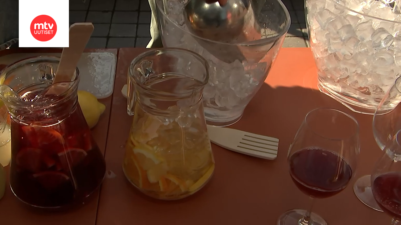 Perinteinen sangria ja alkoholiton kuohuviinisangria