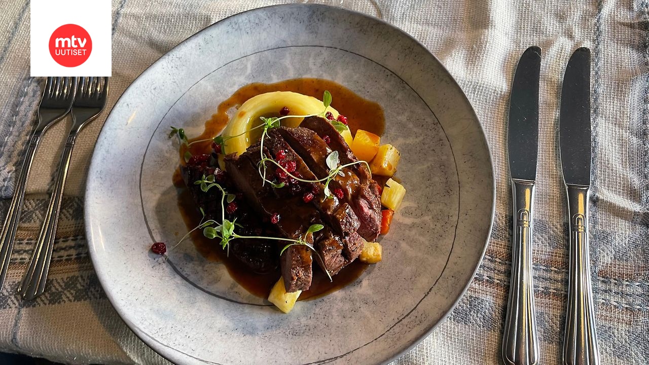 Ravintola Savotan poron paahtopaistia, juurespyttipannua ja puikulamuusia