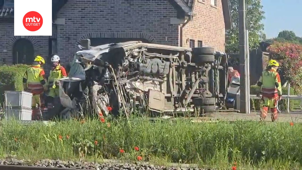 Neljä kuollut Belgiassa: Koulubussi ajoi päin punaista tasoristeykseen